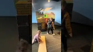 Klay And Skylar Building A Minecraft Fort | Cool Minecraft Building Room | Discovery Center