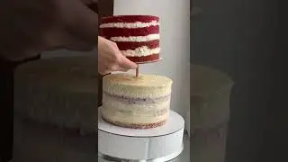 Wedding cake with white velour and berries 😍 do you like it? #cake #wedding #pastry