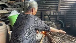 Mbok Ngatemi masak ayam kampung neng dapur ndesoku