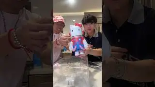 Day 2 of opening space Molly x hello kitty #wusworld