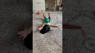 Упражнение &laquo;перекад &laquo;  показываю дочку типа я тоже могу 🤣 #action#family#daughter#gymnast