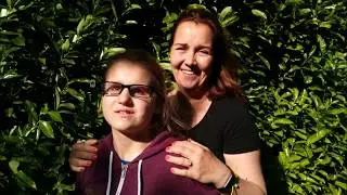 Jes! Podcast-Blind, maar niet gehandicapt! Marina Kovac met moeder Jo&euml;y de Man bij Jessica Voets