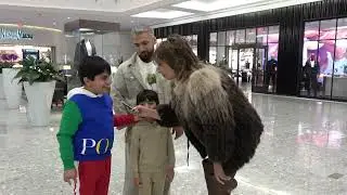 مهربانی ولی جحازی هنرمند معروف با اطفال در واشنگتن.
