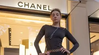 Professional Fashion Model Walk. Under lemon tree. Профессиональная модельная проходка