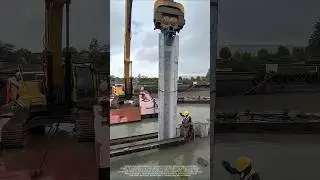 The excavator is on board! The river piling scene is so hardcore!