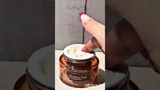 Wake up to firmer, more radiant skin 🪞Clarins Extra-Firming Night Cream = skincare magic 🪄