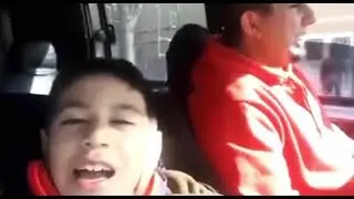padre he hijo Cantando canción de independiente.