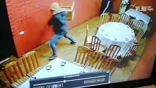 VL.ru &minus; Грабителей из китайского ресторана во Владивостоке выгнали лопатой и веником