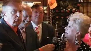 Andr&eacute; van Duin reikt gouden mossel uit aan Corrie van Gorp (2004)