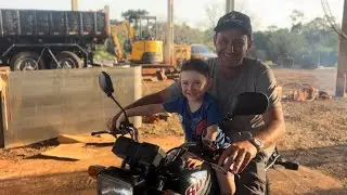 Mathias acelerando a RD135 com o pai 