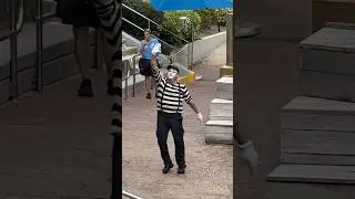 Ladies and Gentlemen this is Tom mime SeaWorld #funny #seaworldmime #comedy #fun #seaworld #mime