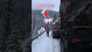 Водители бежали, когда лавина обрушилась на горную автомагистраль.