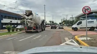 Admirando os veículos. 