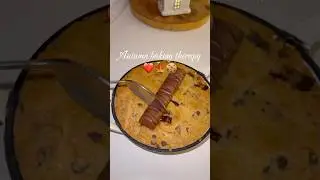 Best autumn treat ever &hearts;️kinder bueno cookie pie 🍪 #bakingtherapy #autumnbaking #cookiepie