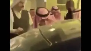 “ارتاح حنا نجيك”.. أبناء الملك سعود يخرجون للشيخ الشثري في سيارته لتلقي عزائه في الأمير طلال