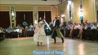 ALEJANDRA LEDESMA y SERGIO SAUCET Bailando la Zamba AGITANDO PAÑUELOS en YIRA YIRA MILONGA