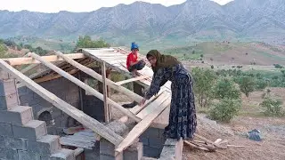 Команда из двух человек для большой цели: мать и сын завершают крышу 💪👩&zwj;👦