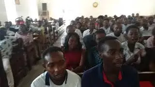 Kombolewa, &Eacute;ric Danis akiweka vocal yake ndani.