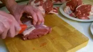 Как приготовить стейки из бараньей ноги.