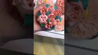 Easy Russian piping tip buttercream cupcake tutorial #cakedecorating #cake #cupcakes