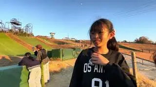 20251130 ネスタリゾートで遊んできた-15 英侍が芝滑り職人化してきた