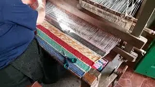 TRADIŢII: Podea Domnica din Negrilești țese la război. Bunica Viorica Dunca îi explică nepotului