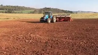 landini 7-230 puxando plantadeira Kuhn 22 linha.