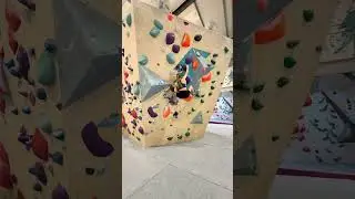 Feature wall comp bloc, an easy climb, but great warm-up 🔥🧗&zwj;♂️