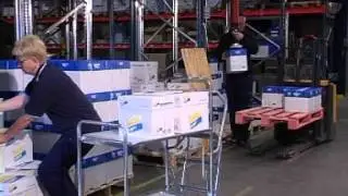 Heben von Kartons im Lager