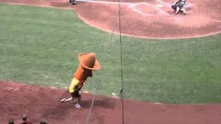 Chorizo falls during sausage race at Miller Park