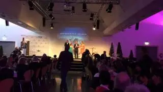 Marion Wunderlich wird auf der B&uuml;hne begr&uuml;&szlig;t.