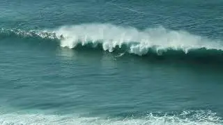Grandes olas y surfistas  en la playa de los Locos, Suances , Cantabria, Espa&ntilde;a.