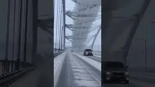 Не убирали снег на мосту, а он не выдержал! Вот это дааа...