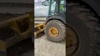 Teaching the kid how to run hubs 🚜💨 #johndeere #grading #210L #￼skiploader #johndeeretractor