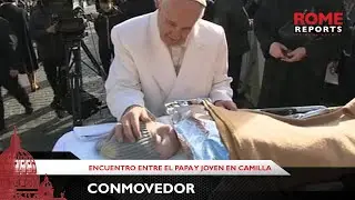 Conmovedor encuentro entre el Papa y un enfermo en camilla