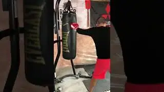 Everlast boxing gloves ProMx 16oz on the heavy bag.  Vamos! #boxingtraining #boxeo #heavybag