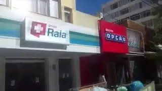 CAL&Ccedil;ADAS SENDO LAVADAS COM &Aacute;GUA E DETERGENTE PELA 
