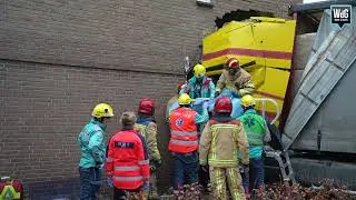Vrachtwagen rijdt woning binnen in Maarheeze