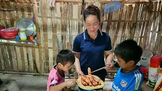 catch frogs to sell at the market to buy food for his son DANG THI DU