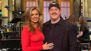 Майлз Теллер затрагивает политические темы в SNL с Рами Юссефом, Шейном Гиллисом и Брэнди Карлайл