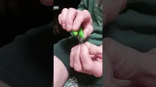 муж делает маникюр