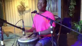 Du Reggae acoustique sur le Djemb&eacute;