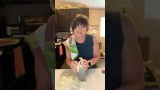 Making easy cheap pizza at home, part 2! #pizza #shorts #mozzarella #easyrecipe #pamperedchef