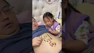 Eat beans, record the baby, my little cute baby, 😍❤ dad takes care of the baby, father and son's da