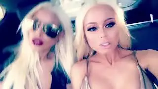 سلفی بانو Bridgette B و Nikki Delano ستارگان Brazzers در ماشین برای روی صحنه رفتن در همکاری مشترک
