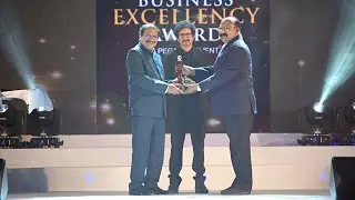 JOSE UKKURU receiving Unique Times Business Excellency Award in the Terrain of Foreign Trade.