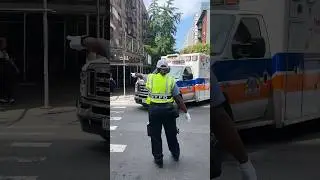 Great job 👏🏼 NYPD traffic agent makes way for an ambulance