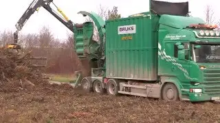 Scania R730 V8 operates a Mill Green chipper to be a heat works outside Visby Dec 2015 Part 2