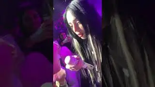 SOPRENDENTE: &iexcl;NICKI NICOLE BESA A FAN EN LA BOCA!