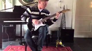 Geert-Jan speelt gitaar in Obermaubach